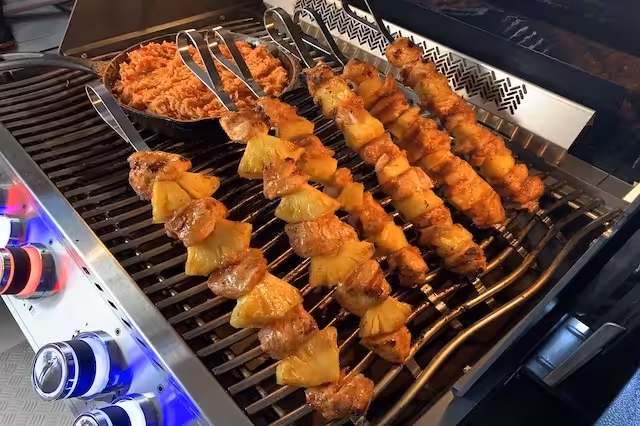 Ananas kyllingespyd på Grillen ved indirekte varme 