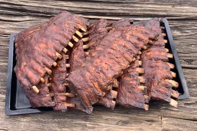 Hot Honey Ribs færdig tilberedt på Traeger Ironwood 885
