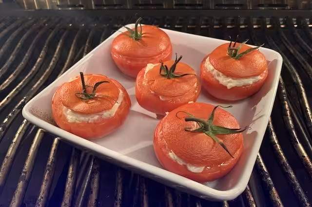 Tomaterne grilles nu i 30-45 minutter ved indirekte varme og 200 grader