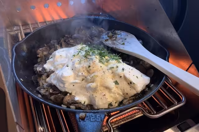 tilsæt creme fraice, timian, stek crust og steak seasoner
