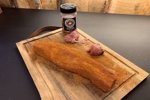 Skær begge ender af svinefilet af, og rub den med Pig Powder BBQ Rub
