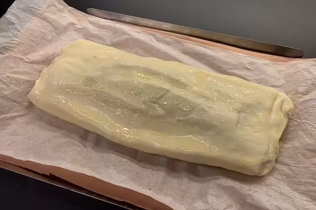 Den færdig forberedt Butterdej, penslet og klar til at komme i Napoleon Prestige Pro 500* Grille