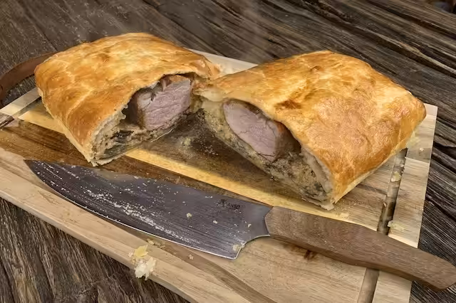 Svinefilet med champignonfyld i butterdej