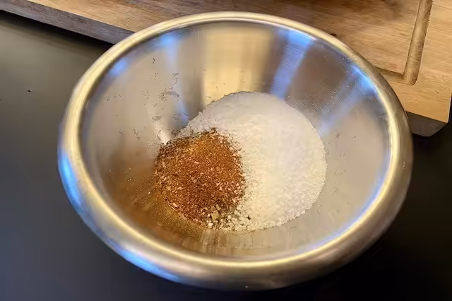 rydderiblanding af 30g X-mas Rub og 150g groft salt