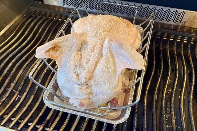 Anden på grillen med brystet ned