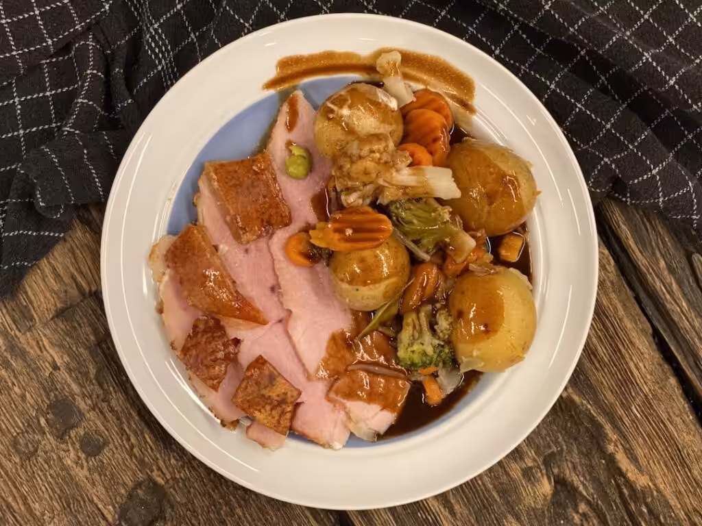 Skinkesteg med blandet grønt direkte fra grillen