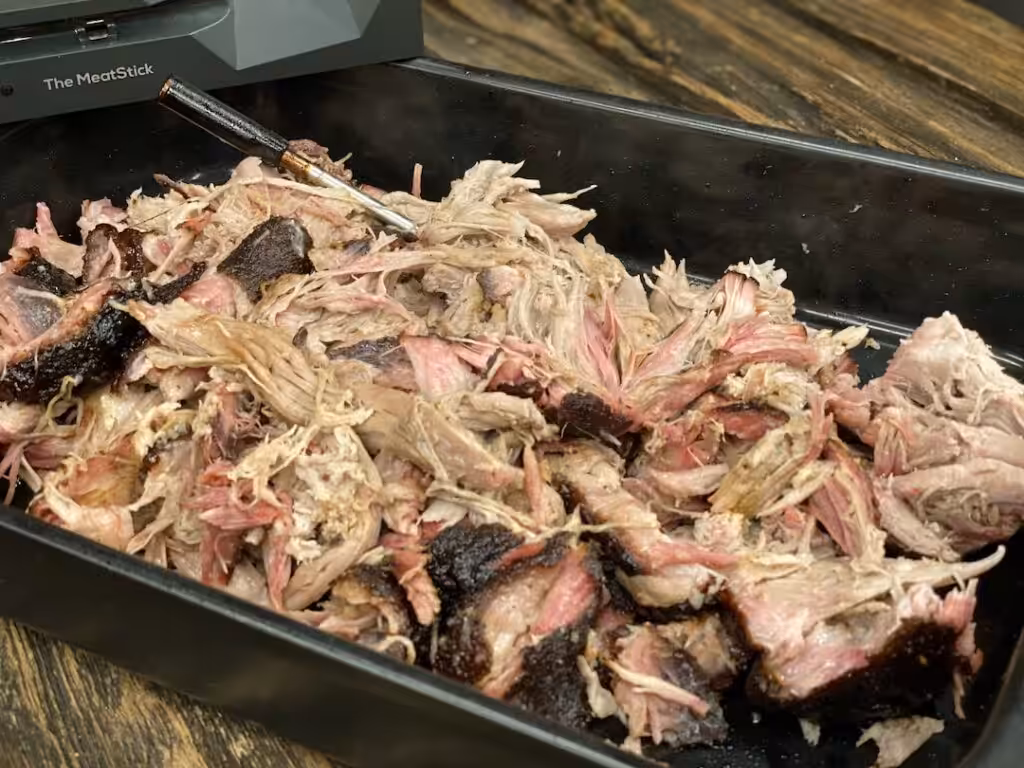 The MeatStick Grilltermometer med WiFi Bridge Pulled Pork på Traeger Ranger tilberedt med THE MEATSTIK