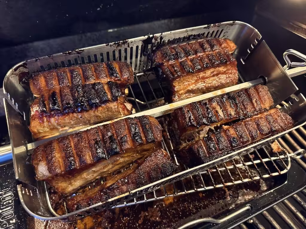 Gammel Daws Spareribs i Napoleon Justerbar Rotisserikurv