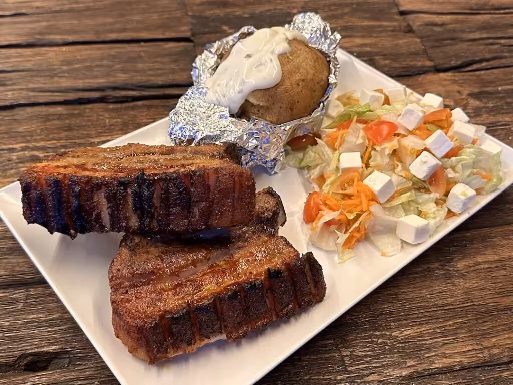 Revelsben - Gammeldags Spareribs med bagekartoffel og blandet salat