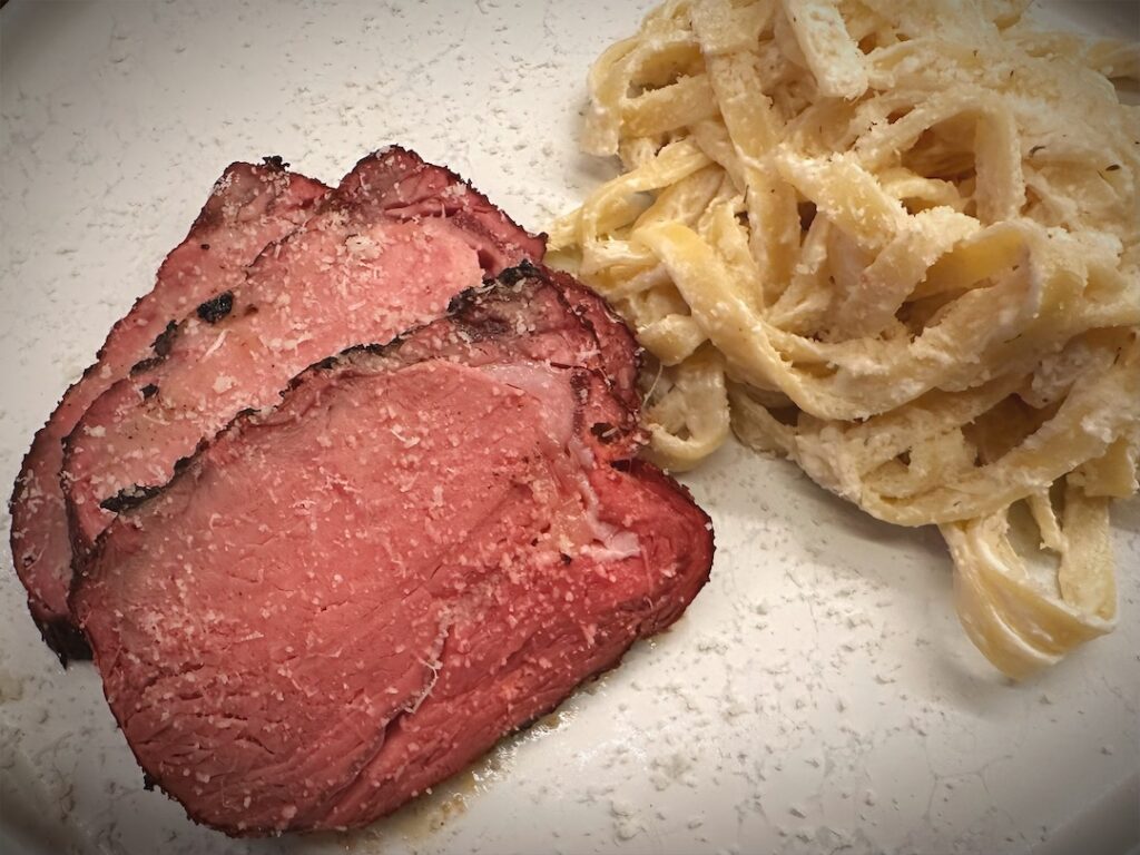 Kalve ribeye Serveret med pikante båndnudler og parmesan