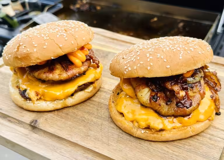 Double Cheese Hawaii Bacon Burger – på Plancha