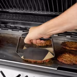 Napoleon Plancha burgerpresser til smash burgers i brug på grillplade