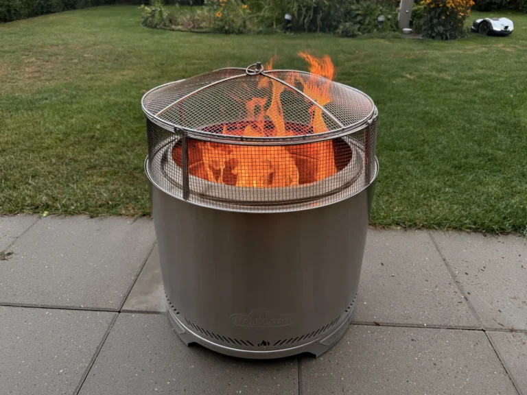 Kraftige flammer i Napoleon Timberwolf 57 cm med gnistfang